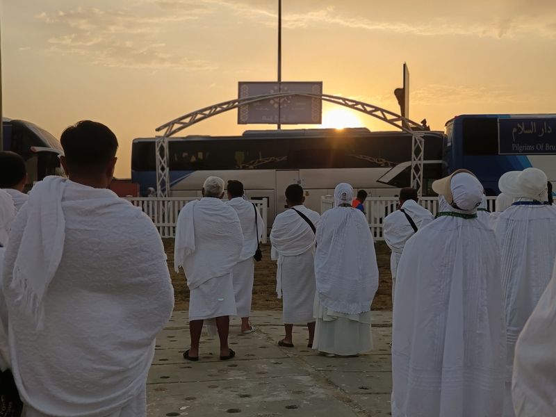 Jemaah haji melakukan doa Wada pada detik-detik berakhirnya Wukuf di Arafah yang ditandai dengan terbenamnya matahari.
