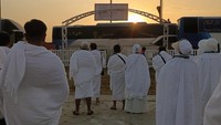 Jemaah haji berkumpul di luar tenda untuk khusuk beroda menjelang golden time masa wukuf berakhir seiring terbenamnya matahari di Arafah.