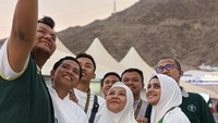 Petugas dan jemaah haji berkumpul membagikan momen bahagia setelah wukuf di Arafah.