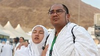 Selama berdoa, pasangan suami isteri diizinkan saling bergandengan tangan maupun berpelukan. 
