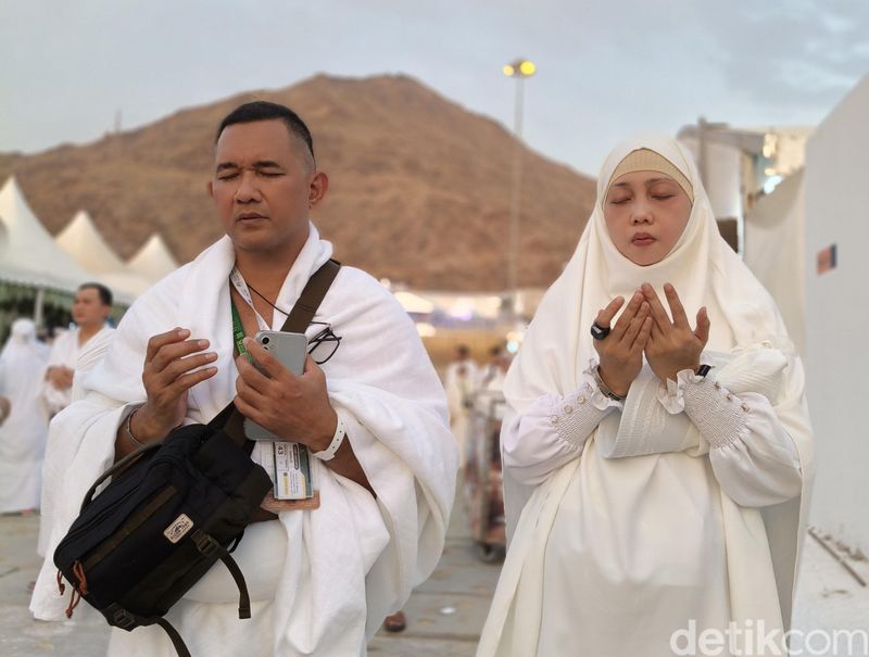 Jemaah haji melakukan doa Wada pada detik-detik berakhirnya Wukuf di Arafah yang ditandai dengan terbenamnya matahari.
