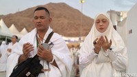 Pasangan jemaah haji asal Surabaya ini khusuk melakukan doa Wada pada detik-detik berakhirnya Wukuf di Arafah.