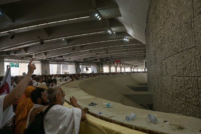 Jamaah haji melempar jamrah aqobah di Jamarat, Makkah, Arab Saudi, Minggu (16/6/2024). Lempar jamrah aqobah merupakan salah satu syarat yang wajib dilakukan pada ibadah haji sebagai simbol pengusiran setan yang pernah dilakukan Nabi Ibrahim AS. ANTARA FOTO/Sigid Kurniawan/rwa.
