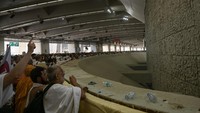 Setelah melaksanakan wukuf di Arafah, Sabtu (15/6), jemaah haji perlahan mulai bergerak sore harinya setelah matahari terbenam menuju Muzdalifah dan Mina. Jemaah haji melaksanakan lontar jumrah Aqobah atau jumrah Kubro.