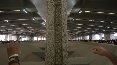 Jamaah haji melempar jamrah aqobah di Jamarat, Makkah, Arab Saudi, Minggu (16/6/2024). Lempar jamrah aqobah merupakan salah satu syarat yang wajib dilakukan pada ibadah haji sebagai simbol pengusiran setan yang pernah dilakukan Nabi Ibrahim AS. ANTARA FOTO/Sigid Kurniawan/rwa.