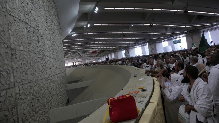 Momen Jemaah Haji Laksanakan Lempar Jumrah Jamaah haji melempar jamrah aqobah di Jamarat, Makkah, Arab Saudi, Minggu (16/6/2024). Lempar jamrah aqobah merupakan salah satu syarat yang wajib dilakukan pada ibadah haji sebagai simbol pengusiran setan yang pernah dilakukan Nabi Ibrahim AS. ANTARA FOTO/Sigid Kurniawan/rwa.