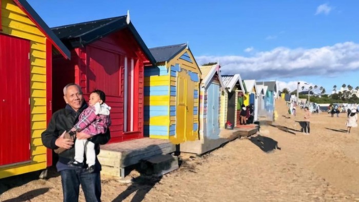 Penulis menggendong cucu di pantai Brighton Box Melbourne