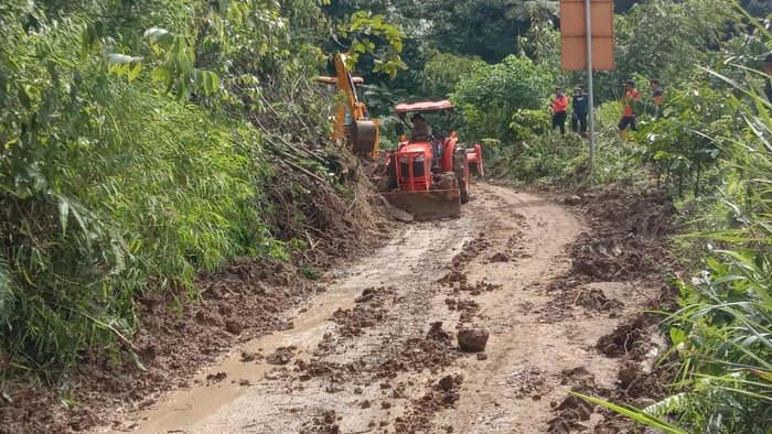 Pembersihan longsor di Muara Enim.