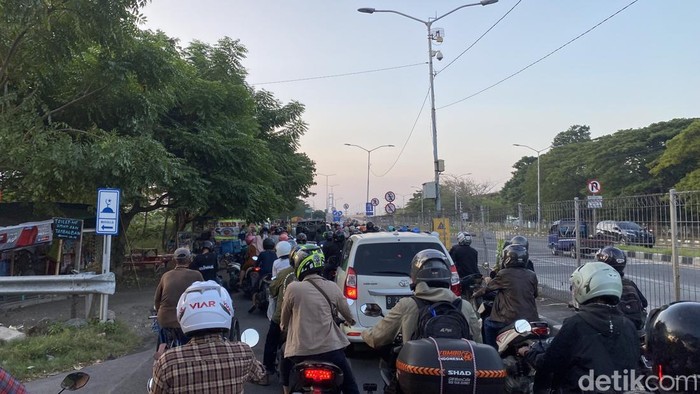 Pemudik Idul Adha 2024 memadati Jembatan Suramadu.