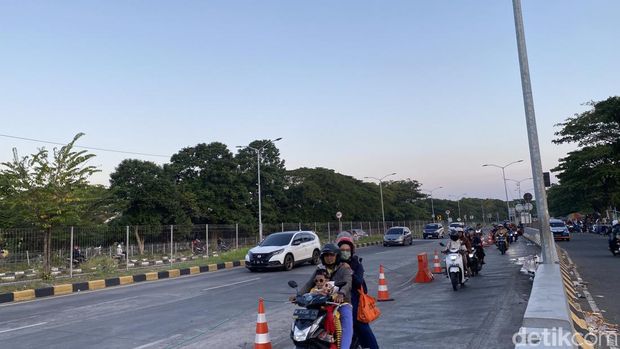 Pemudik Idul Adha 2024 memadati Jembatan Suramadu.