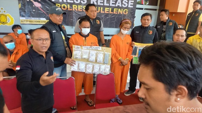 Pengedar narkoba di Desa Sidatapa berinisial NS (63) dan MS (44) dihadirkan saat konferensi pers di Polres Buleleng, Minggu (16/6/2024). (Foto: Made Wijaya Kusuma/detikBali)