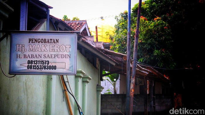 Pengobatan Tradisional Mak Erot di Cisolok, Kabupaten Sukabumi.