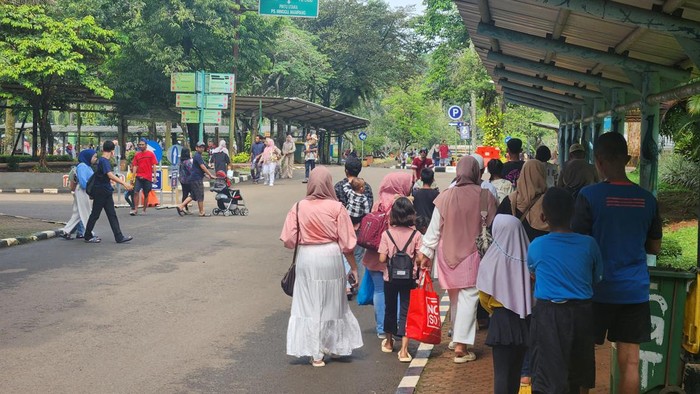 Liburan Lebaran Idul Adha Jadi Momen Berkumpul Keluarga di Kebun Binatang Ragunan