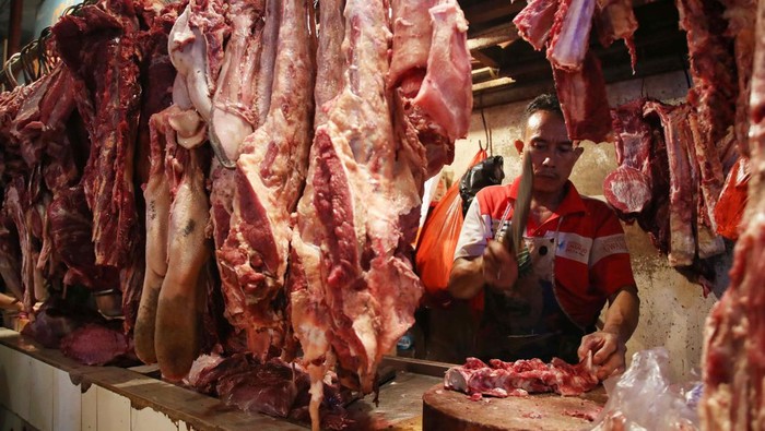 Sejumlah warga membeli daging sapi di Pasar Senen, Jakarta Pusat, Minggu (16/6/2024).