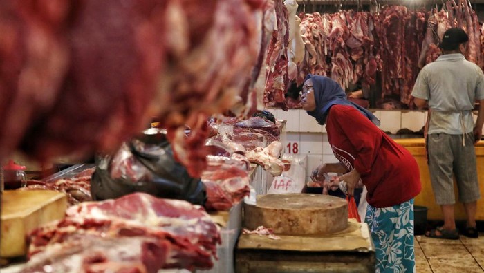 Sejumlah warga membeli daging sapi di Pasar Senen, Jakarta Pusat, Minggu (16/6/2024).