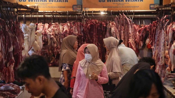 Sejumlah warga membeli daging sapi di Pasar Senen, Jakarta Pusat, Minggu (16/6/2024).