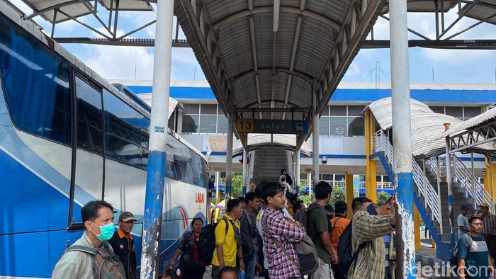 Penumpang bus Terminal Purabaya