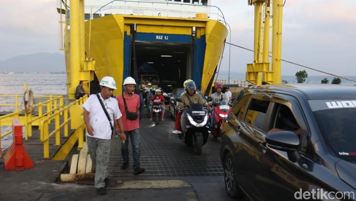 Penumpang di Pelabuhan Ketapang Banyuwangi meningkat 48% pada libur panjang Idul Adha 2024.