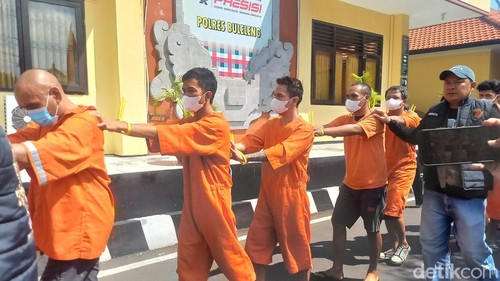 Perbekel Pengastulan Putu Widyasmita alias PW (tengah/bertato) dihadirkan saat konferensi pers terkait Operasi Antik di Polres Buleleng, Minggu (16/6/2024). (Foto: Made Wijaya Kusuma/detikBali)