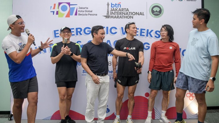Persiapan Jelang Jakarta Internasional Marathon 2024 Direktur Utama BTN Nixon LP Napitupulu bersama dr Tirta memberikan sharing kepada para komunitas lari saat acara Energetic Weeks Fun Run & Coaching Clinic dalam rangka Road to BTN Jakarta International Marathon (JAKIM) 2024 di Menara 2 BTN, Jakarta, Minggu (16/6/2024).