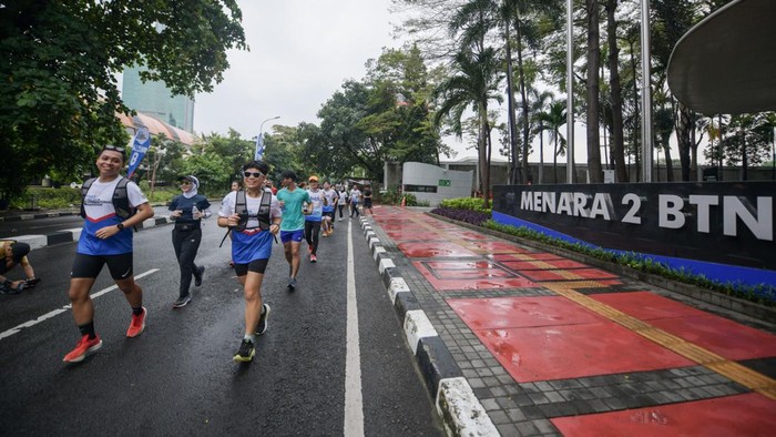 Persiapan Jelang Jakarta Internasional Marathon 2024 Direktur Utama BTN Nixon LP Napitupulu bersama dr Tirta memberikan sharing kepada para komunitas lari saat acara Energetic Weeks Fun Run & Coaching Clinic dalam rangka Road to BTN Jakarta International Marathon (JAKIM) 2024 di Menara 2 BTN, Jakarta, Minggu (16/6/2024).
