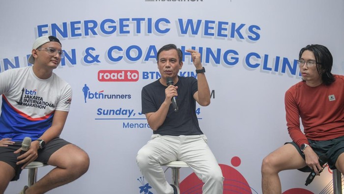 Persiapan Jelang Jakarta Internasional Marathon 2024 Direktur Utama BTN Nixon LP Napitupulu bersama dr Tirta memberikan sharing kepada para komunitas lari saat acara Energetic Weeks Fun Run & Coaching Clinic dalam rangka Road to BTN Jakarta International Marathon (JAKIM) 2024 di Menara 2 BTN, Jakarta, Minggu (16/6/2024).