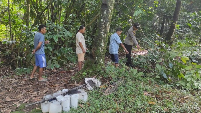 Petugas kepolisian bersama warga mendatangi lokasi penderes nira terjatuh di Desa Candinata, Kecamatan Kutasari, Kabupaten Purbalingga, Minggu (16/6/2024).