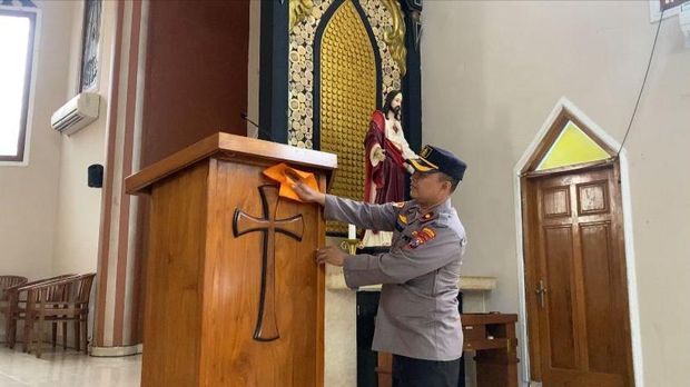 Polisi di Banyuwangi bersih-bersih rumah ibadah sambut Hari Bhayangkara