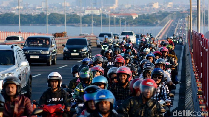 Potret Arus Lalu Lintas di Jembatan Suramadu saat Mudik Idul Adha