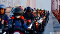 Para pengguna roda dua terlihat memadati Jembatan Suramadu.