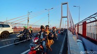Dari pantauan detikJatim peningkatan volume kendaran di Jembatan Suramadu terjadi mulai pukul 12.00 WIB hingga pukul 17.00 WIB.