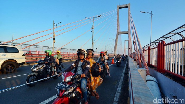 Potret Arus Lalu Lintas di Jembatan Suramadu saat Mudik Idul Adha