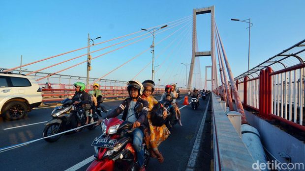 Potret Arus Lalu Lintas di Jembatan Suramadu saat Mudik Idul Adha