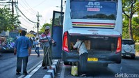 Tidak hanya pemudik yang menggunakan motor dan juga kendaraan pribadi. Pemudik juga menggunakan angkutan bus.