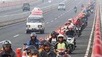 Warga pengguna kendaraan bermotor roda dua mulai ramai melintas di jembatan penghubung Pulau Jawa dan Madura untuk pulang kampung ke Madura.