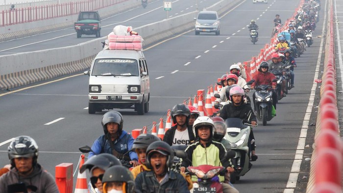 Potret Lalu Lintas Mudik Idul Adha di Jembatan Suramadu Sejumlah kendaraan bermotor melintas di Jembatan Suramadu, Surabaya, Jawa Timur, Minggu (16/6/2024). Warga pengguna kendaraan bermotor roda dua mulai ramai melintas di jembatan penghubung Pulau Jawa dan Madura untuk pulang kampung ke Madura merayakan Hari Raya Idul Adha 1445 H. ANTARA FOTO/Didik Suhartono/rwa.