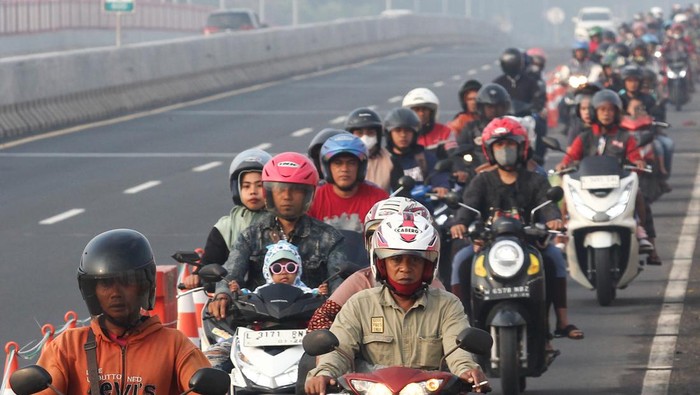 Potret Lalu Lintas Mudik Idul Adha di Jembatan Suramadu Sejumlah kendaraan bermotor melintas di Jembatan Suramadu, Surabaya, Jawa Timur, Minggu (16/6/2024). Warga pengguna kendaraan bermotor roda dua mulai ramai melintas di jembatan penghubung Pulau Jawa dan Madura untuk pulang kampung ke Madura merayakan Hari Raya Idul Adha 1445 H. ANTARA FOTO/Didik Suhartono/rwa.