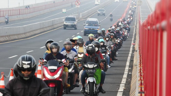 Potret Lalu Lintas Mudik Idul Adha di Jembatan Suramadu Sejumlah kendaraan bermotor melintas di Jembatan Suramadu, Surabaya, Jawa Timur, Minggu (16/6/2024). Warga pengguna kendaraan bermotor roda dua mulai ramai melintas di jembatan penghubung Pulau Jawa dan Madura untuk pulang kampung ke Madura merayakan Hari Raya Idul Adha 1445 H. ANTARA FOTO/Didik Suhartono/rwa.