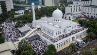 Foto udara umat Islam menunaikan Salat Idul Adha 1445 H di Masjid Agung Al-Azhar, Jakarta, Minggu (16/6/2024). 