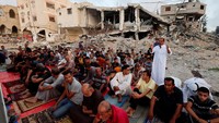 Warga Palestina mengadakan salat Idul Adha di dekat reruntuhan masjid Al-Rahma di Khan Younis, Jalur Gaza, Minggu (16/6/2024).