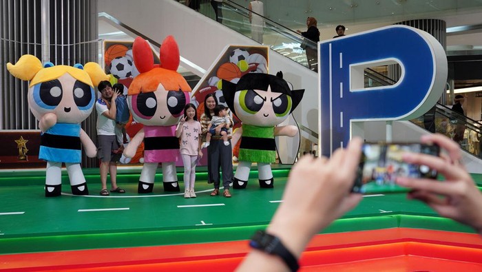 Potret Serunya Mengisi Liburan Bareng Tokoh Kartun Mengisi momen libur sekolah anak, Lippo Mall Puri menghadirkan sejumlah tokoh kartun. Dalam kegiatan ini, pengunjung bisa berjumpa hingga foto bersama.
