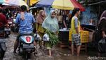Potret Warga Belanja di Pasar Sukapura yang Terendam Banjir
