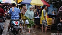 Meski begitu, pasar ini tetap ramai aktivitas jual beli.