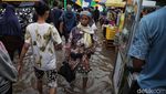 Potret Warga Belanja di Pasar Sukapura yang Terendam Banjir