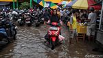 Potret Warga Belanja di Pasar Sukapura yang Terendam Banjir