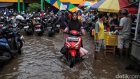 Menurut keterangan warga banjir di pasar tersebut akibat hujan deras sejak semalam.