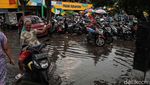 Potret Warga Belanja di Pasar Sukapura yang Terendam Banjir