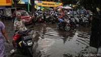 Diketahui lokasi jalan raya lebih tinggi dibandingkan dengan pasar sehingga aliran air turun ke pasar.