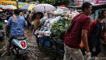 Potret Warga Belanja di Pasar Sukapura yang Terendam Banjir