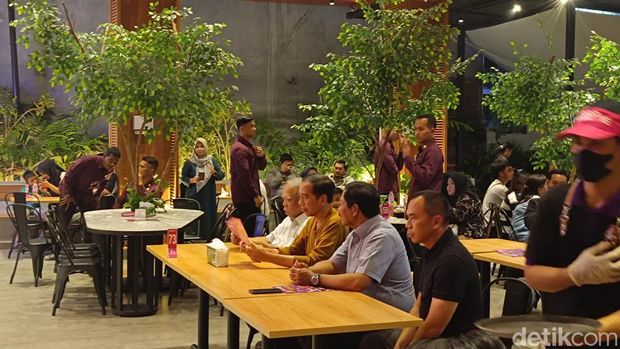 Presiden Jokowi saat kulineran di Semarang, Minggu (16/6/2024).
